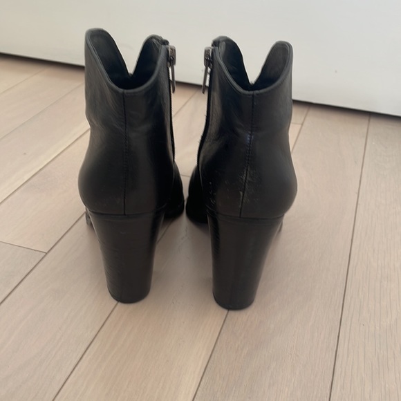 Women’s 9.5 Vince Camuto bootie heels - Picture 3 of 3